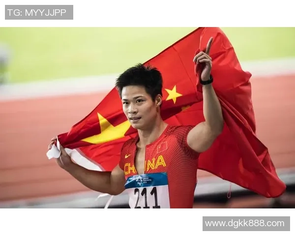 退役秃头足球明星的传奇人生与赛场背后的故事